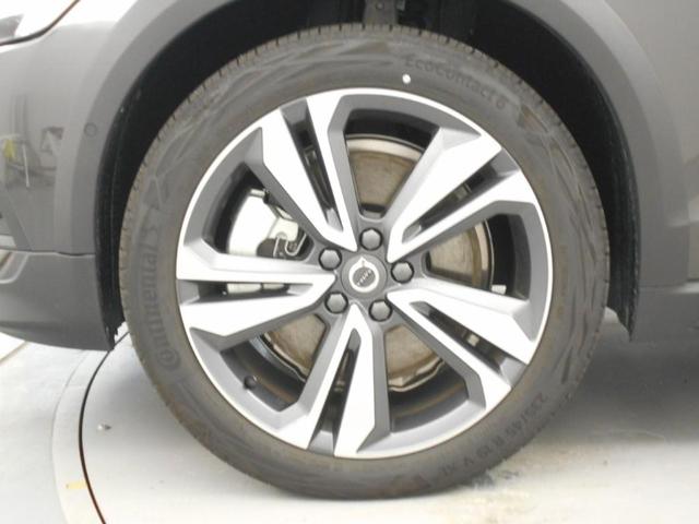 Ｖ６０ クロスカントリー　ウルトラ　Ｂ５　ＡＷＤ　Ｇｏｏｇｌｅインフォテイメントシステム　Ｂｏｗｅｒｓ＆Ｗｉｌｋｉｎｓプレミアムサウンドシステム　アダプティブクルーズコントロール　ワイヤレススマートフォンチャージ　ヘッドアップディスプレイ（13枚目）