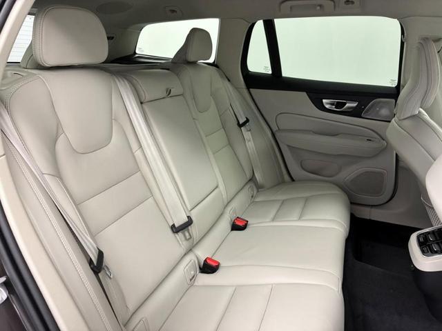 Ｖ６０ クロスカントリー　ウルトラ　Ｂ５　ＡＷＤ　Ｇｏｏｇｌｅインフォテイメントシステム　Ｂｏｗｅｒｓ＆Ｗｉｌｋｉｎｓプレミアムサウンドシステム　アダプティブクルーズコントロール　ワイヤレススマートフォンチャージ　ヘッドアップディスプレイ（16枚目）