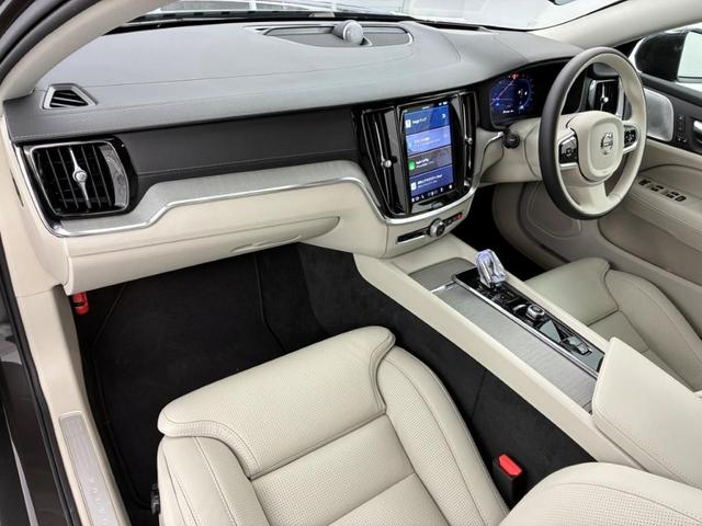 Ｖ６０ クロスカントリー　ウルトラ　Ｂ５　ＡＷＤ　Ｇｏｏｇｌｅインフォテイメントシステム　Ｂｏｗｅｒｓ＆Ｗｉｌｋｉｎｓプレミアムサウンドシステム　アダプティブクルーズコントロール　ワイヤレススマートフォンチャージ　ヘッドアップディスプレイ（18枚目）