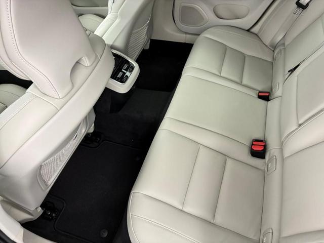 Ｖ６０ クロスカントリー　ウルトラ　Ｂ５　ＡＷＤ　Ｇｏｏｇｌｅインフォテイメントシステム　Ｂｏｗｅｒｓ＆Ｗｉｌｋｉｎｓプレミアムサウンドシステム　アダプティブクルーズコントロール　ワイヤレススマートフォンチャージ　ヘッドアップディスプレイ（20枚目）