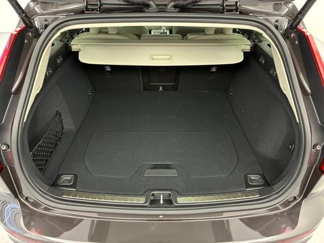 Ｖ６０ クロスカントリー　ウルトラ　Ｂ５　ＡＷＤ　Ｇｏｏｇｌｅインフォテイメントシステム　Ｂｏｗｅｒｓ＆Ｗｉｌｋｉｎｓプレミアムサウンドシステム　アダプティブクルーズコントロール　ワイヤレススマートフォンチャージ　ヘッドアップディスプレイ（40枚目）