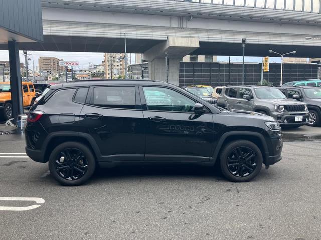 台形のフェンダーアーチが特徴的です。