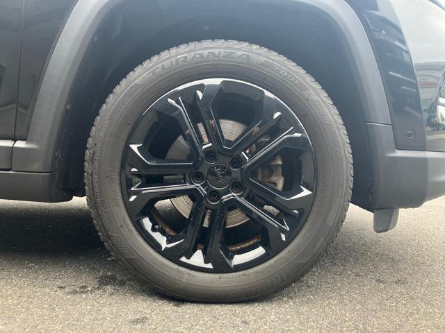 タイヤサイズは２２５／５５Ｒ１８です。