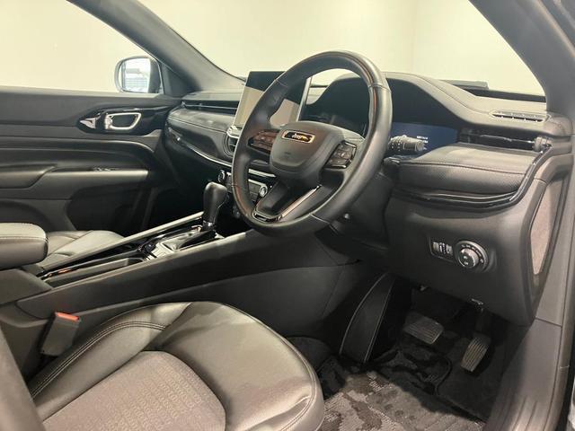 運転席まわりです。