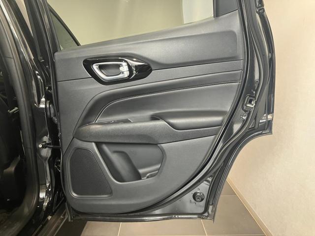 右リアドアパネルです。