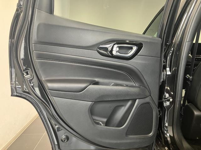 左リアドアパネルです。