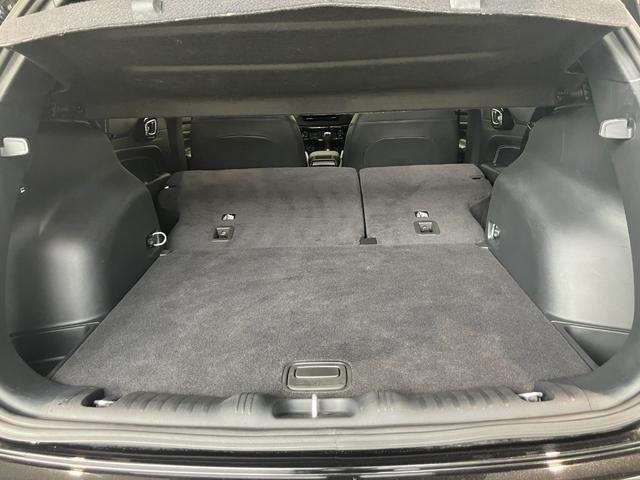 後部座席を倒せば長尺物も積載可能です。