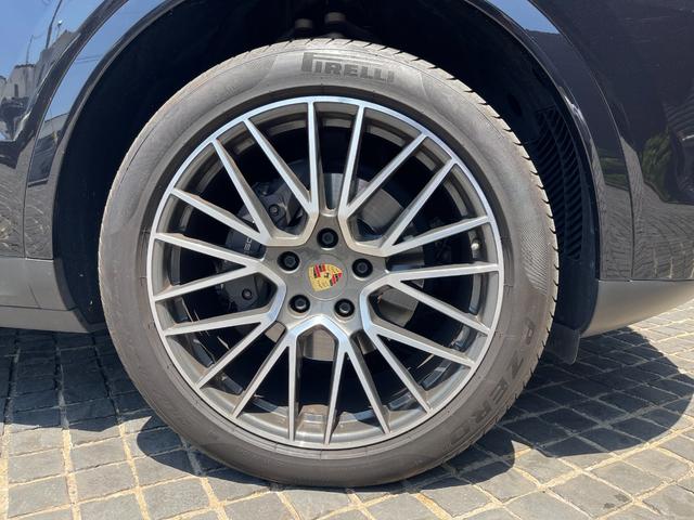 カイエン ベースグレード　サンルーフ　スポーツクロノ　パワステプラス　２１インチホイール　シートヒーター　４ゾーンエアコン　ダークウォールナットインテリアパッケージ　自動防眩ミラー　ソフトクローズドア　レーンキープアシスト（10枚目）