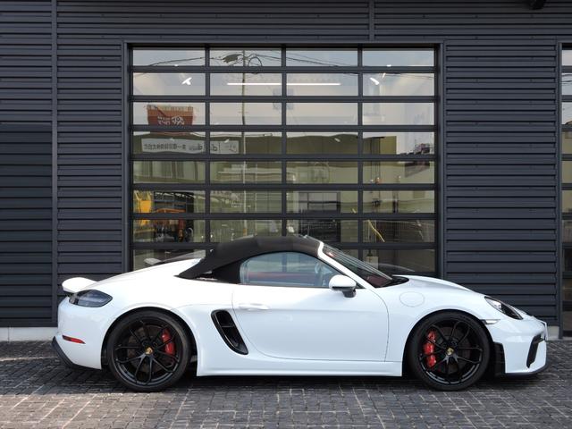 ７１８スパイダー ７１８スパイダー　ＰＤＫ　Ｓｐｙｄｅｒクラシックインテリア　シートヒーター　２ゾーンオートエアコン　ヒーター付きステアリングホイール　フロアマット　助手席ラゲッジネット　スモーカー　パッケージ　電動可倒式ドアミラー（5枚目）