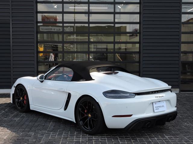 ７１８スパイダー ７１８スパイダー　ＰＤＫ　Ｓｐｙｄｅｒクラシックインテリア　シートヒーター　２ゾーンオートエアコン　ヒーター付きステアリングホイール　フロアマット　助手席ラゲッジネット　スモーカー　パッケージ　電動可倒式ドアミラー（7枚目）