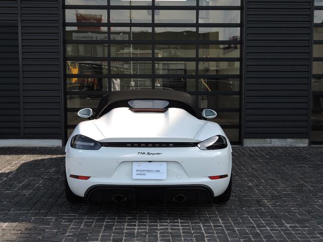 ７１８スパイダー ７１８スパイダー　ＰＤＫ　Ｓｐｙｄｅｒクラシックインテリア　シートヒーター　２ゾーンオートエアコン　ヒーター付きステアリングホイール　フロアマット　助手席ラゲッジネット　スモーカー　パッケージ　電動可倒式ドアミラー（8枚目）