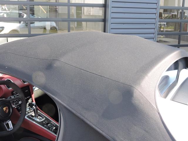 ７１８スパイダー ７１８スパイダー　ＰＤＫ　Ｓｐｙｄｅｒクラシックインテリア　シートヒーター　２ゾーンオートエアコン　ヒーター付きステアリングホイール　フロアマット　助手席ラゲッジネット　スモーカー　パッケージ　電動可倒式ドアミラー（17枚目）