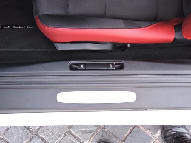 ７１８スパイダー ７１８スパイダー　ＰＤＫ　Ｓｐｙｄｅｒクラシックインテリア　シートヒーター　２ゾーンオートエアコン　ヒーター付きステアリングホイール　フロアマット　助手席ラゲッジネット　スモーカー　パッケージ　電動可倒式ドアミラー（18枚目）