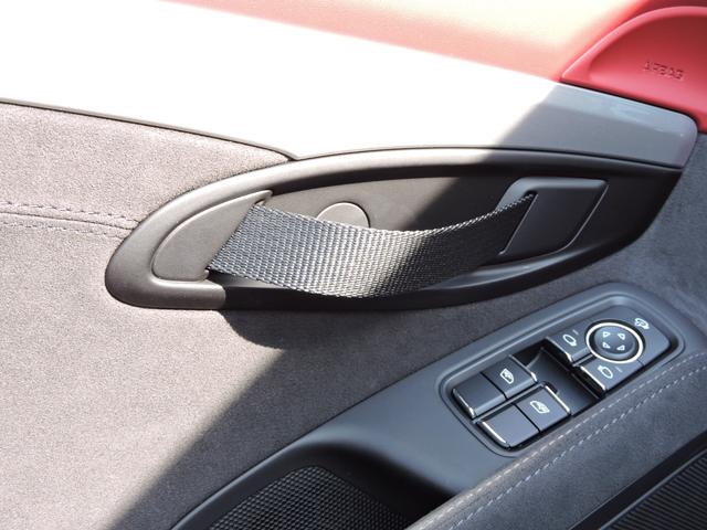 ７１８スパイダー ７１８スパイダー　ＰＤＫ　Ｓｐｙｄｅｒクラシックインテリア　シートヒーター　２ゾーンオートエアコン　ヒーター付きステアリングホイール　フロアマット　助手席ラゲッジネット　スモーカー　パッケージ　電動可倒式ドアミラー（19枚目）