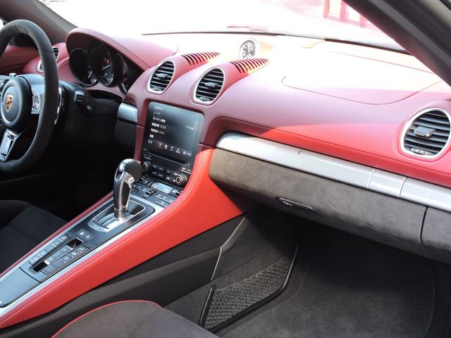 ７１８スパイダー ７１８スパイダー　ＰＤＫ　Ｓｐｙｄｅｒクラシックインテリア　シートヒーター　２ゾーンオートエアコン　ヒーター付きステアリングホイール　フロアマット　助手席ラゲッジネット　スモーカー　パッケージ　電動可倒式ドアミラー（23枚目）