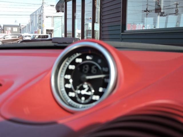 ７１８スパイダー ７１８スパイダー　ＰＤＫ　Ｓｐｙｄｅｒクラシックインテリア　シートヒーター　２ゾーンオートエアコン　ヒーター付きステアリングホイール　フロアマット　助手席ラゲッジネット　スモーカー　パッケージ　電動可倒式ドアミラー（25枚目）