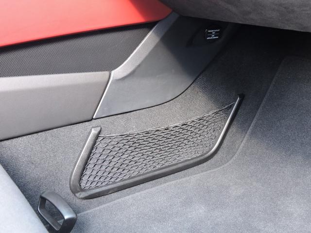 ７１８スパイダー ７１８スパイダー　ＰＤＫ　Ｓｐｙｄｅｒクラシックインテリア　シートヒーター　２ゾーンオートエアコン　ヒーター付きステアリングホイール　フロアマット　助手席ラゲッジネット　スモーカー　パッケージ　電動可倒式ドアミラー（26枚目）