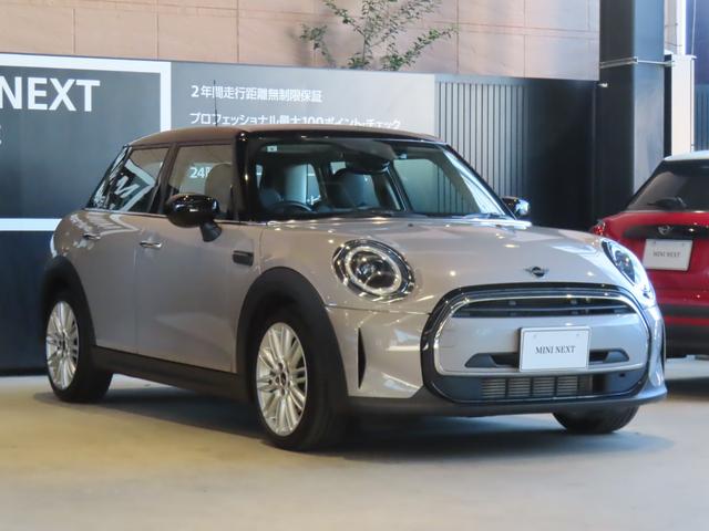 ＭＩＮＩ クーパーＤ　クラシック・トリム　認定中古車／純正ナビ／純正バックカメラ／Ｂｌｕｅｔｏｏｔｈ／ユニオンジャックテールライト／アンビエントライト／ブラックルーフ／２トーンカラー（10枚目）