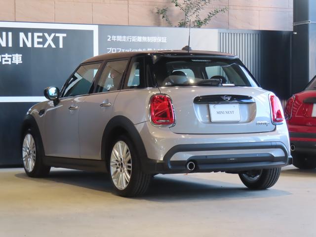 ＭＩＮＩ クーパーＤ　クラシック・トリム　認定中古車／純正ナビ／純正バックカメラ／Ｂｌｕｅｔｏｏｔｈ／ユニオンジャックテールライト／アンビエントライト／ブラックルーフ／２トーンカラー（13枚目）