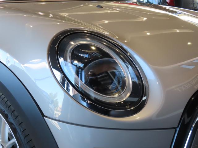 ＭＩＮＩ クーパーＤ　クラシック・トリム　認定中古車／純正ナビ／純正バックカメラ／Ｂｌｕｅｔｏｏｔｈ／ユニオンジャックテールライト／アンビエントライト／ブラックルーフ／２トーンカラー（16枚目）