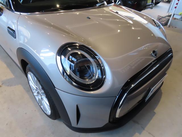 ＭＩＮＩ クーパーＤ　クラシック・トリム　認定中古車／純正ナビ／純正バックカメラ／Ｂｌｕｅｔｏｏｔｈ／ユニオンジャックテールライト／アンビエントライト／ブラックルーフ／２トーンカラー（17枚目）