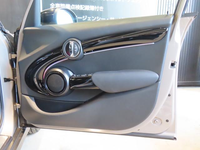 ＭＩＮＩ クーパーＤ　クラシック・トリム　認定中古車／純正ナビ／純正バックカメラ／Ｂｌｕｅｔｏｏｔｈ／ユニオンジャックテールライト／アンビエントライト／ブラックルーフ／２トーンカラー（50枚目）