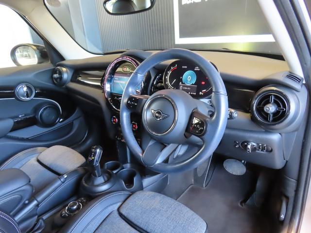 ＭＩＮＩ クーパーＤ　クラシック・トリム　認定中古車／純正ナビ／純正バックカメラ／Ｂｌｕｅｔｏｏｔｈ／ユニオンジャックテールライト／アンビエントライト／ブラックルーフ／２トーンカラー（51枚目）