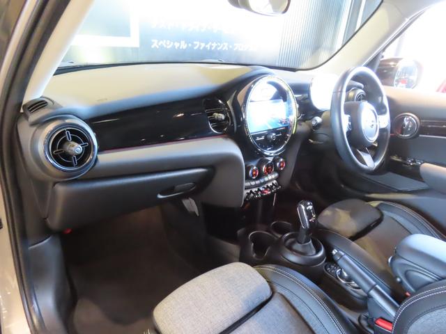 ＭＩＮＩ クーパーＤ　クラシック・トリム　認定中古車／純正ナビ／純正バックカメラ／Ｂｌｕｅｔｏｏｔｈ／ユニオンジャックテールライト／アンビエントライト／ブラックルーフ／２トーンカラー（56枚目）