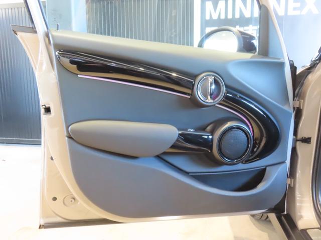 ＭＩＮＩ クーパーＤ　クラシック・トリム　認定中古車／純正ナビ／純正バックカメラ／Ｂｌｕｅｔｏｏｔｈ／ユニオンジャックテールライト／アンビエントライト／ブラックルーフ／２トーンカラー（57枚目）