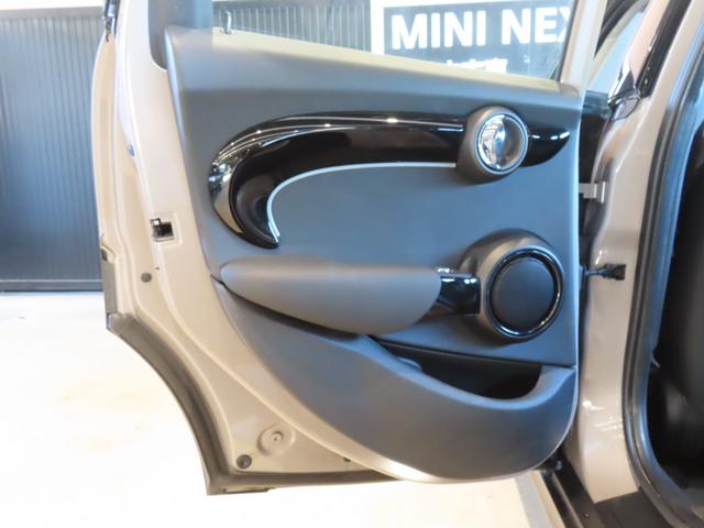 ＭＩＮＩ クーパーＤ　クラシック・トリム　認定中古車／純正ナビ／純正バックカメラ／Ｂｌｕｅｔｏｏｔｈ／ユニオンジャックテールライト／アンビエントライト／ブラックルーフ／２トーンカラー（61枚目）