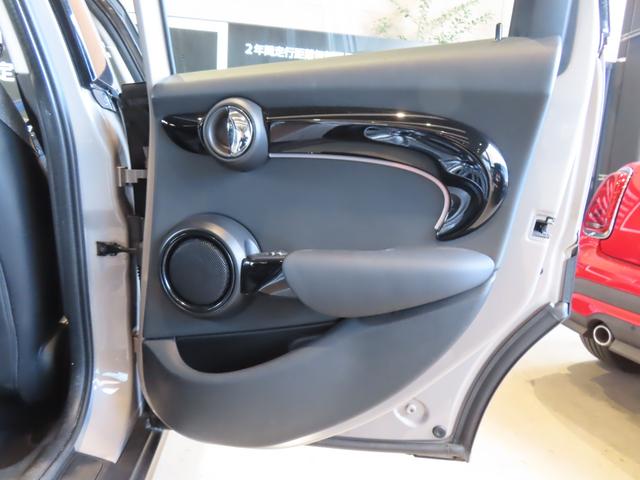 ＭＩＮＩ クーパーＤ　クラシック・トリム　認定中古車／純正ナビ／純正バックカメラ／Ｂｌｕｅｔｏｏｔｈ／ユニオンジャックテールライト／アンビエントライト／ブラックルーフ／２トーンカラー（64枚目）