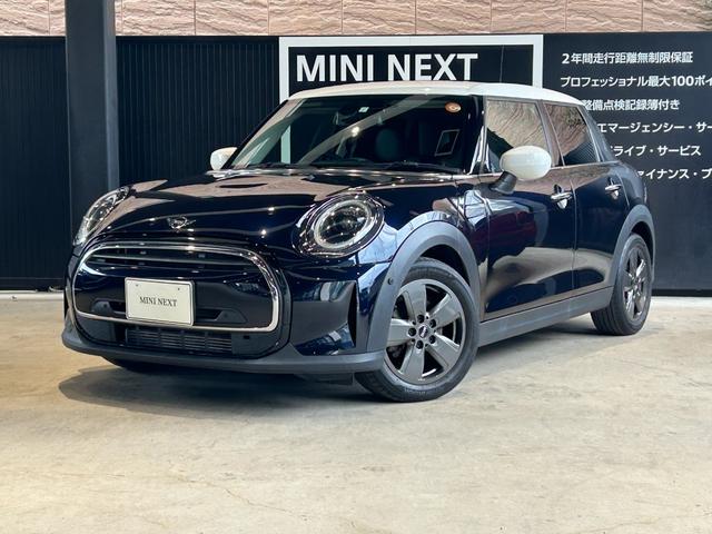 ＭＩＮＩ クーパー　ファーストパッケージ　クラシック・トリム　認定中古車／純正バックカメラ／アンビエントライト／ユニオンジャックテールライト／ＬＥＤオートヘッドライト／Ｂｌｕｅｔｏｏｔｈ／ＡｐｐｌｅＣａｒＰｌａｙ／ＥＴＣ／ホワイトルーフ（9枚目）