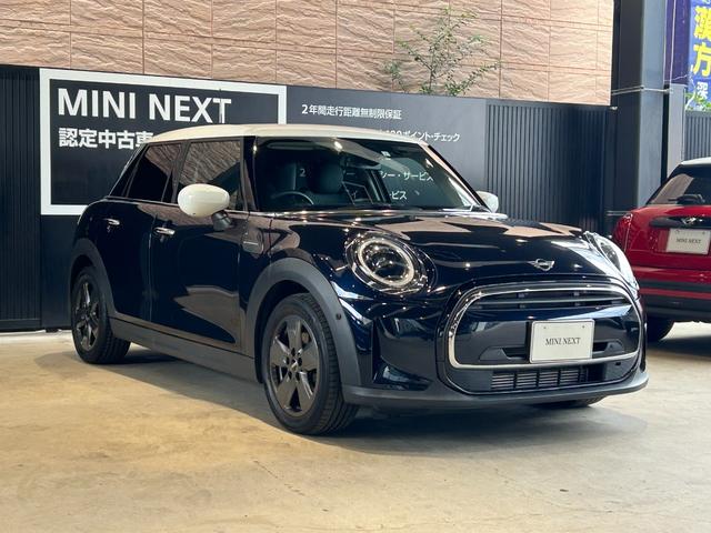 ＭＩＮＩ クーパー　ファーストパッケージ　クラシック・トリム　認定中古車／純正バックカメラ／アンビエントライト／ユニオンジャックテールライト／ＬＥＤオートヘッドライト／Ｂｌｕｅｔｏｏｔｈ／ＡｐｐｌｅＣａｒＰｌａｙ／ＥＴＣ／ホワイトルーフ（11枚目）