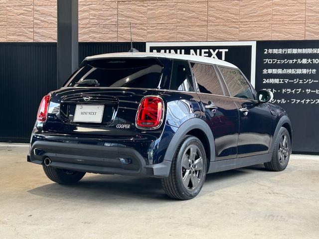ＭＩＮＩ クーパー　ファーストパッケージ　クラシック・トリム　認定中古車／純正バックカメラ／アンビエントライト／ユニオンジャックテールライト／ＬＥＤオートヘッドライト／Ｂｌｕｅｔｏｏｔｈ／ＡｐｐｌｅＣａｒＰｌａｙ／ＥＴＣ／ホワイトルーフ（13枚目）