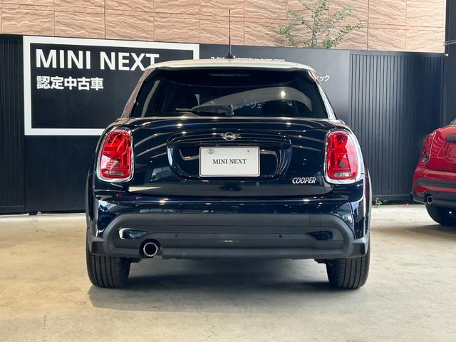 ＭＩＮＩ クーパー　ファーストパッケージ　クラシック・トリム　認定中古車／純正バックカメラ／アンビエントライト／ユニオンジャックテールライト／ＬＥＤオートヘッドライト／Ｂｌｕｅｔｏｏｔｈ／ＡｐｐｌｅＣａｒＰｌａｙ／ＥＴＣ／ホワイトルーフ（14枚目）