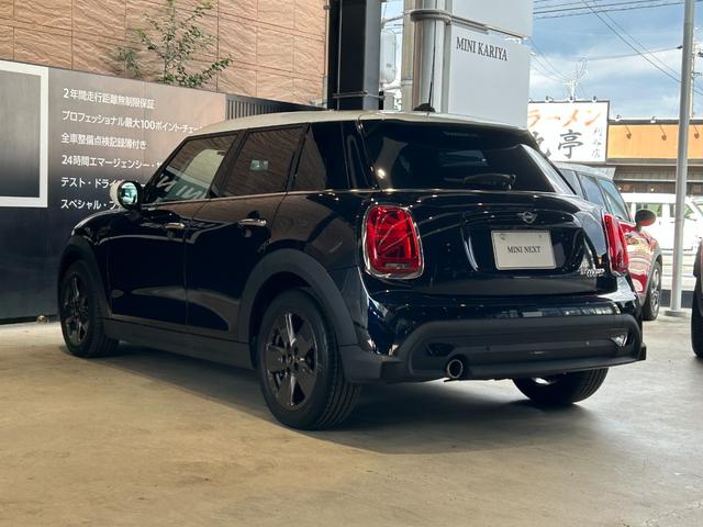 ＭＩＮＩ クーパー　ファーストパッケージ　クラシック・トリム　認定中古車／純正バックカメラ／アンビエントライト／ユニオンジャックテールライト／ＬＥＤオートヘッドライト／Ｂｌｕｅｔｏｏｔｈ／ＡｐｐｌｅＣａｒＰｌａｙ／ＥＴＣ／ホワイトルーフ（15枚目）