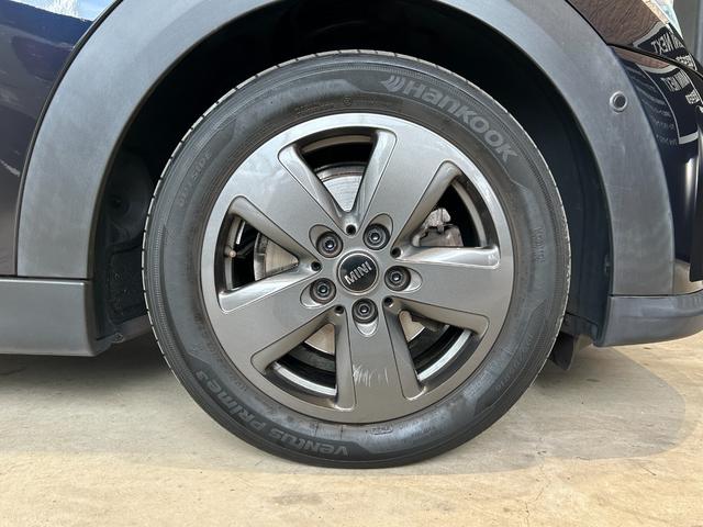 ＭＩＮＩ クーパー　ファーストパッケージ　クラシック・トリム　認定中古車／純正バックカメラ／アンビエントライト／ユニオンジャックテールライト／ＬＥＤオートヘッドライト／Ｂｌｕｅｔｏｏｔｈ／ＡｐｐｌｅＣａｒＰｌａｙ／ＥＴＣ／ホワイトルーフ（17枚目）