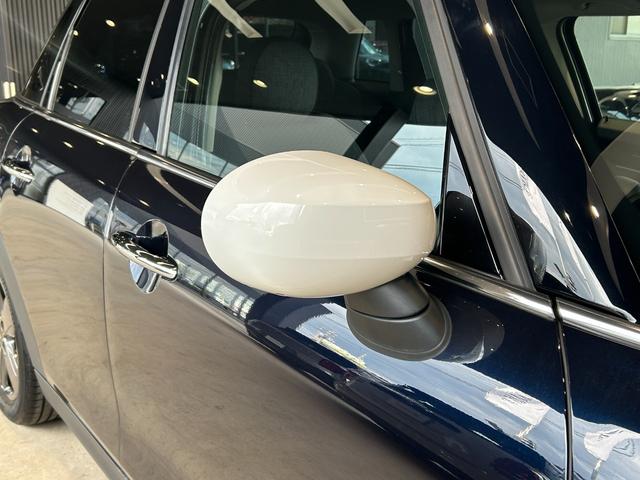 ＭＩＮＩ クーパー　ファーストパッケージ　クラシック・トリム　認定中古車／純正バックカメラ／アンビエントライト／ユニオンジャックテールライト／ＬＥＤオートヘッドライト／Ｂｌｕｅｔｏｏｔｈ／ＡｐｐｌｅＣａｒＰｌａｙ／ＥＴＣ／ホワイトルーフ（19枚目）