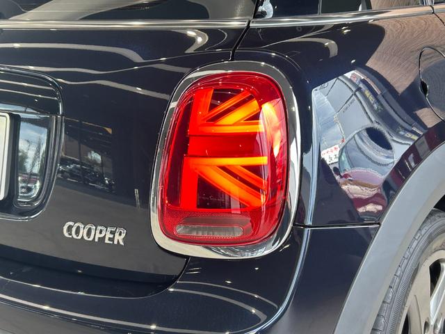 ＭＩＮＩ クーパー　ファーストパッケージ　クラシック・トリム　認定中古車／純正バックカメラ／アンビエントライト／ユニオンジャックテールライト／ＬＥＤオートヘッドライト／Ｂｌｕｅｔｏｏｔｈ／ＡｐｐｌｅＣａｒＰｌａｙ／ＥＴＣ／ホワイトルーフ（22枚目）