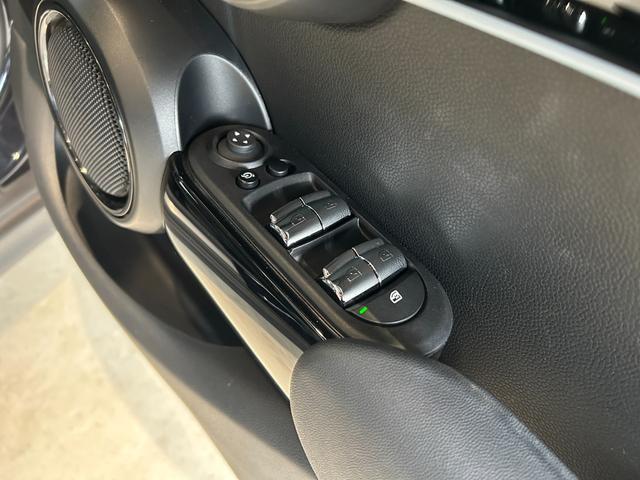 ＭＩＮＩ クーパー　ファーストパッケージ　クラシック・トリム　認定中古車／純正バックカメラ／アンビエントライト／ユニオンジャックテールライト／ＬＥＤオートヘッドライト／Ｂｌｕｅｔｏｏｔｈ／ＡｐｐｌｅＣａｒＰｌａｙ／ＥＴＣ／ホワイトルーフ（26枚目）