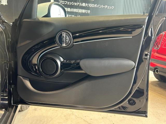 ＭＩＮＩ クーパー　ファーストパッケージ　クラシック・トリム　認定中古車／純正バックカメラ／アンビエントライト／ユニオンジャックテールライト／ＬＥＤオートヘッドライト／Ｂｌｕｅｔｏｏｔｈ／ＡｐｐｌｅＣａｒＰｌａｙ／ＥＴＣ／ホワイトルーフ（27枚目）
