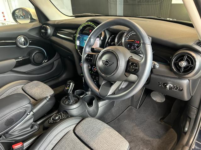 ＭＩＮＩ クーパー　ファーストパッケージ　クラシック・トリム　認定中古車／純正バックカメラ／アンビエントライト／ユニオンジャックテールライト／ＬＥＤオートヘッドライト／Ｂｌｕｅｔｏｏｔｈ／ＡｐｐｌｅＣａｒＰｌａｙ／ＥＴＣ／ホワイトルーフ（28枚目）