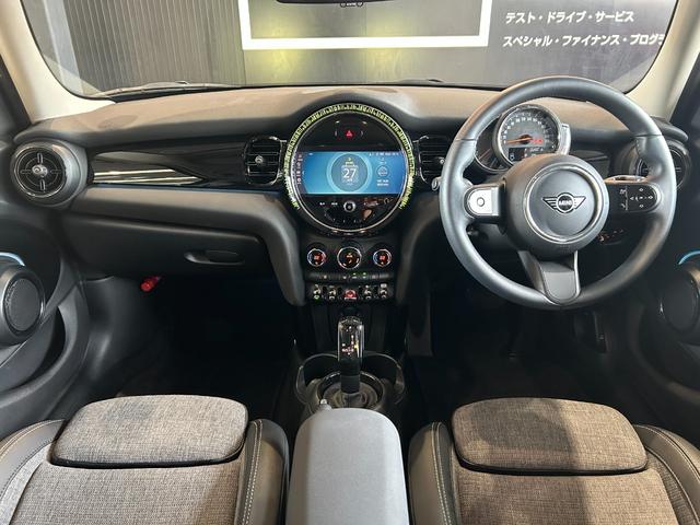 ＭＩＮＩ クーパー　ファーストパッケージ　クラシック・トリム　認定中古車／純正バックカメラ／アンビエントライト／ユニオンジャックテールライト／ＬＥＤオートヘッドライト／Ｂｌｕｅｔｏｏｔｈ／ＡｐｐｌｅＣａｒＰｌａｙ／ＥＴＣ／ホワイトルーフ（29枚目）