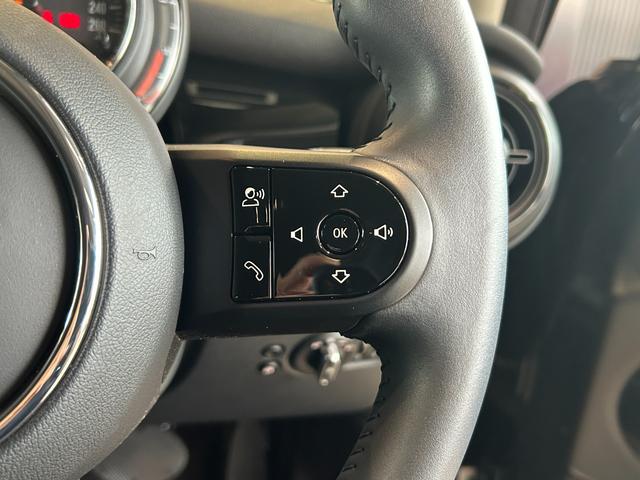 ＭＩＮＩ クーパー　ファーストパッケージ　クラシック・トリム　認定中古車／純正バックカメラ／アンビエントライト／ユニオンジャックテールライト／ＬＥＤオートヘッドライト／Ｂｌｕｅｔｏｏｔｈ／ＡｐｐｌｅＣａｒＰｌａｙ／ＥＴＣ／ホワイトルーフ（32枚目）