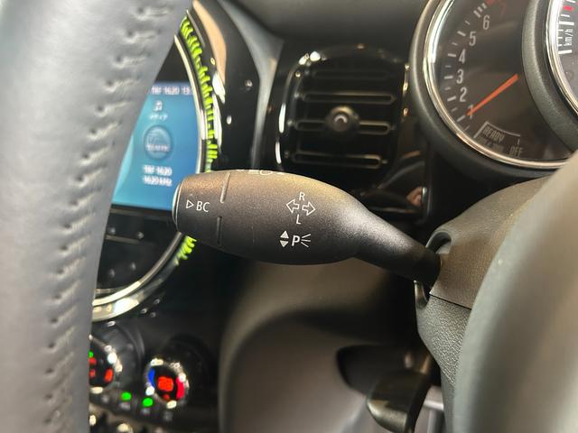 ＭＩＮＩ クーパー　ファーストパッケージ　クラシック・トリム　認定中古車／純正バックカメラ／アンビエントライト／ユニオンジャックテールライト／ＬＥＤオートヘッドライト／Ｂｌｕｅｔｏｏｔｈ／ＡｐｐｌｅＣａｒＰｌａｙ／ＥＴＣ／ホワイトルーフ（33枚目）