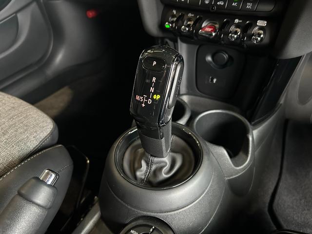 ＭＩＮＩ クーパー　ファーストパッケージ　クラシック・トリム　認定中古車／純正バックカメラ／アンビエントライト／ユニオンジャックテールライト／ＬＥＤオートヘッドライト／Ｂｌｕｅｔｏｏｔｈ／ＡｐｐｌｅＣａｒＰｌａｙ／ＥＴＣ／ホワイトルーフ（39枚目）