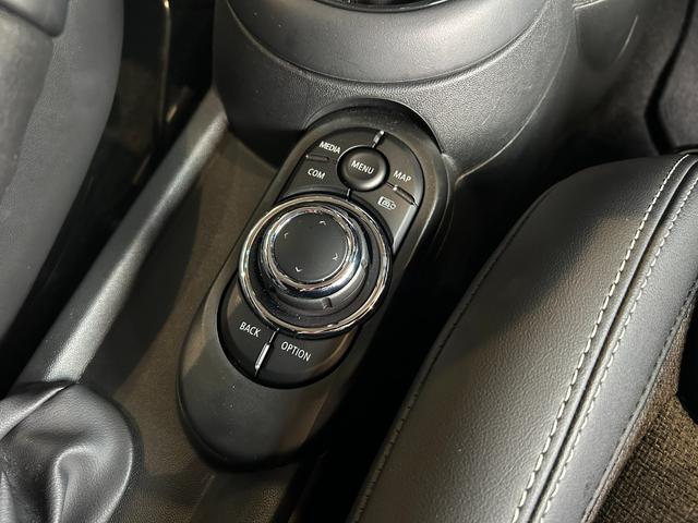 ＭＩＮＩ クーパー　ファーストパッケージ　クラシック・トリム　認定中古車／純正バックカメラ／アンビエントライト／ユニオンジャックテールライト／ＬＥＤオートヘッドライト／Ｂｌｕｅｔｏｏｔｈ／ＡｐｐｌｅＣａｒＰｌａｙ／ＥＴＣ／ホワイトルーフ（40枚目）