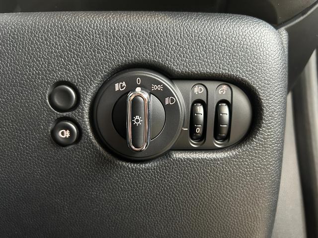 ＭＩＮＩ クーパー　ファーストパッケージ　クラシック・トリム　認定中古車／純正バックカメラ／アンビエントライト／ユニオンジャックテールライト／ＬＥＤオートヘッドライト／Ｂｌｕｅｔｏｏｔｈ／ＡｐｐｌｅＣａｒＰｌａｙ／ＥＴＣ／ホワイトルーフ（46枚目）