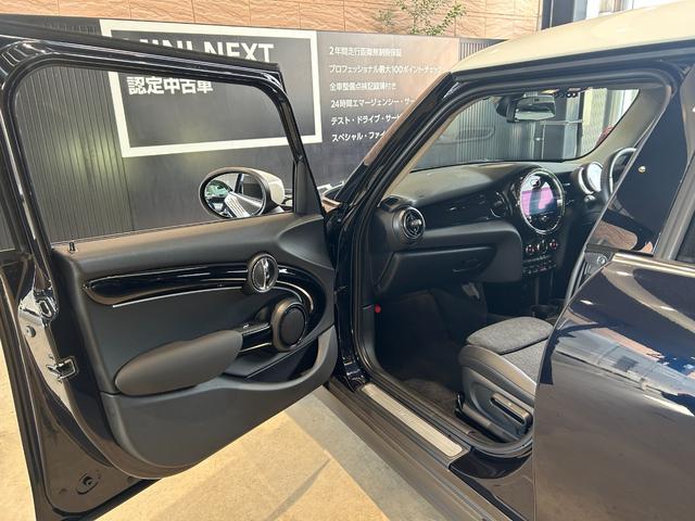 ＭＩＮＩ クーパー　ファーストパッケージ　クラシック・トリム　認定中古車／純正バックカメラ／アンビエントライト／ユニオンジャックテールライト／ＬＥＤオートヘッドライト／Ｂｌｕｅｔｏｏｔｈ／ＡｐｐｌｅＣａｒＰｌａｙ／ＥＴＣ／ホワイトルーフ（48枚目）