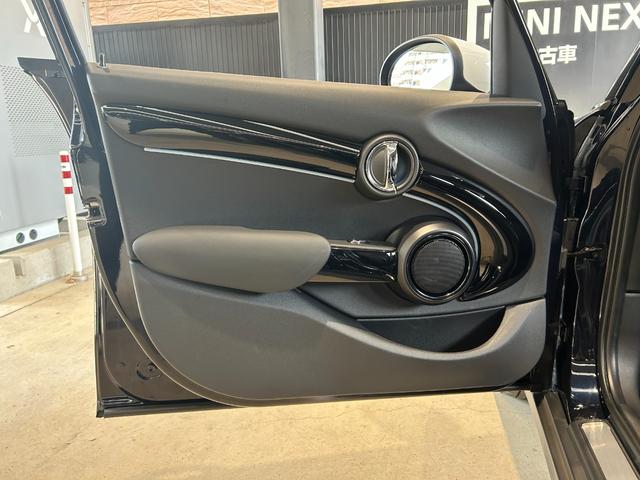 ＭＩＮＩ クーパー　ファーストパッケージ　クラシック・トリム　認定中古車／純正バックカメラ／アンビエントライト／ユニオンジャックテールライト／ＬＥＤオートヘッドライト／Ｂｌｕｅｔｏｏｔｈ／ＡｐｐｌｅＣａｒＰｌａｙ／ＥＴＣ／ホワイトルーフ（49枚目）